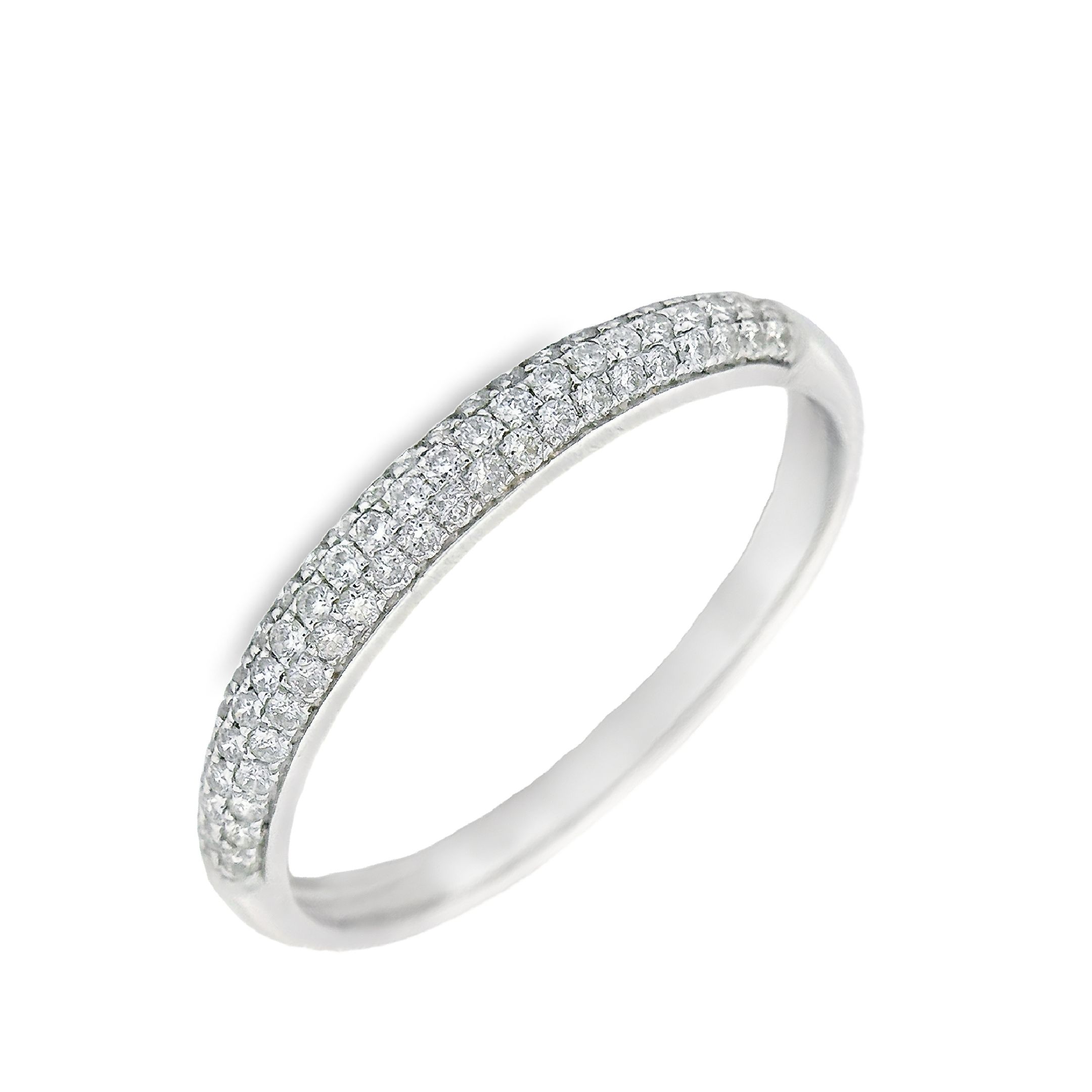 Deze ring van Louis Bros is vervaardigd uit 14 karaat witgoud (1.52 gr) en is gezet met 73 briljant geslepen diamanten met een totaalgewicht van 0.25ct.
In de kern van tijdloze elegantie en eeuwige liefde schittert een witgouden ring, gekust door de glinstering van diamanten. Elk facet van deze ring vertelt een verhaal van pracht en verfijning, een verhaal dat zich ontvouwt bij elke beweging, elke schittering van het licht.
Het witgoud, als een canvas van zuiverheid, omarmt de diamanten met een ongeëvenaarde gratie. Het is een symbool van puurheid en belooft een leven lang glans en glorie te behouden, net zoals de liefde die het vertegenwoordigt.
De ring is verkrijgbaar in meerdere afmetingen.
Verkrijgbaar vanaf 0.10crt .
Leverbare goudkleuren: 14/18kts geelgoud, 14/18kts witgoud, 14/18kts roségoud en alle bicolor combinaties.